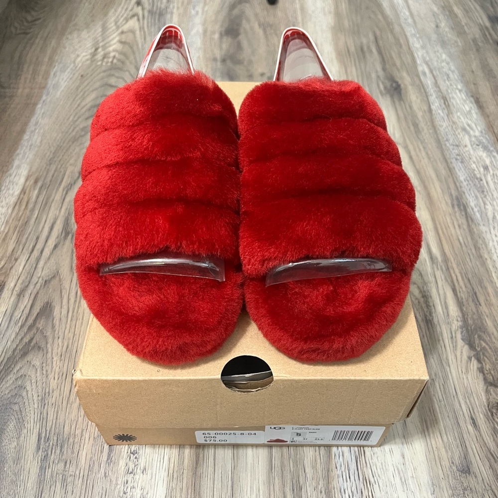 Kids zigg Slippers Size 5. Never worn. Perfect condition.